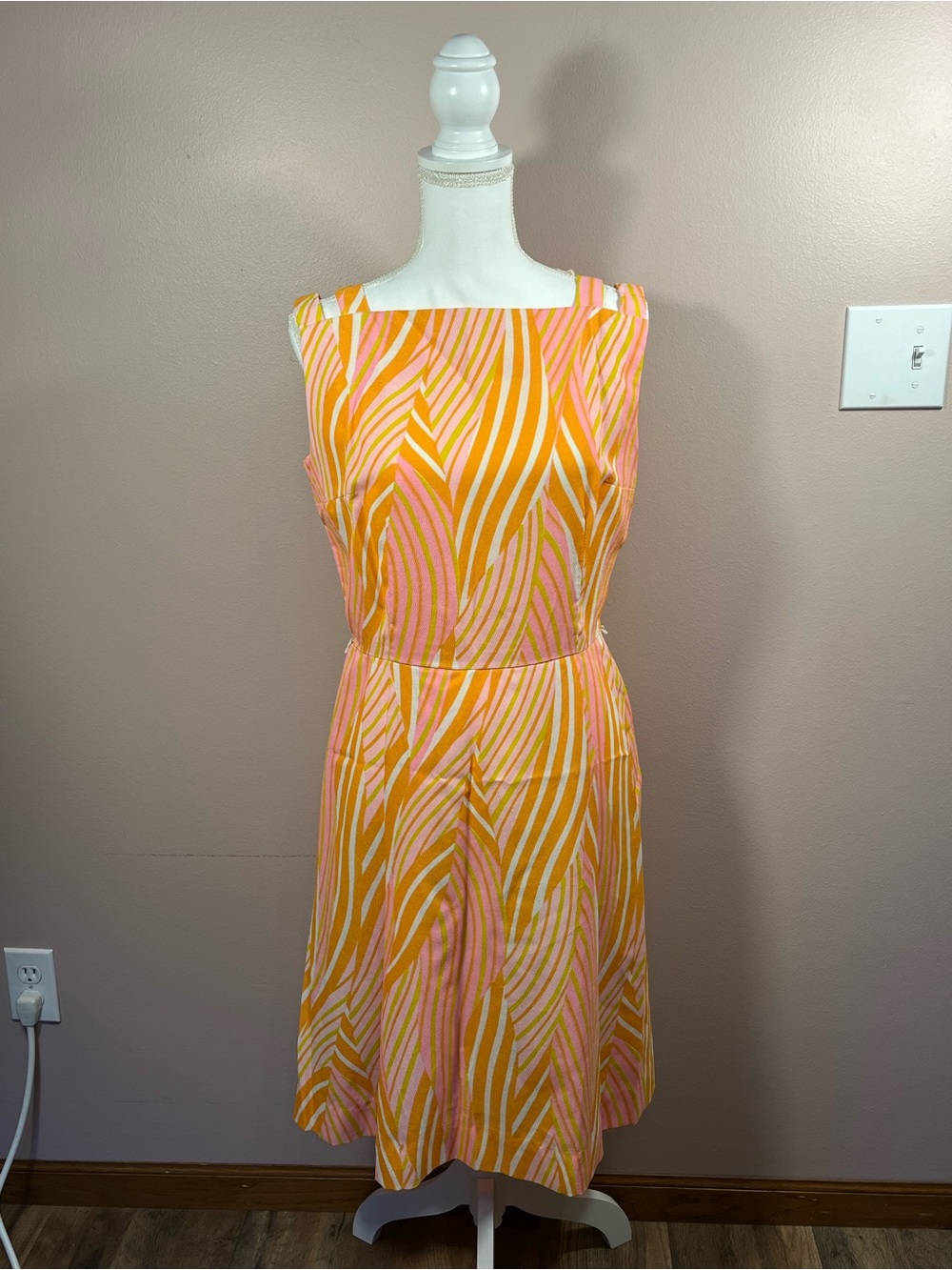 Retro Sleeveless Pink & Orange Wave-Print Dress